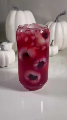 ¡Siente el escalofrío con nuestros drinks aterradores! 🧛‍♂️🍹 Dale un toque siniestro a tu fiesta con cócteles que combinan sabores misteriosos y presentaciones que te harán temblar. #HalloweenDrinks