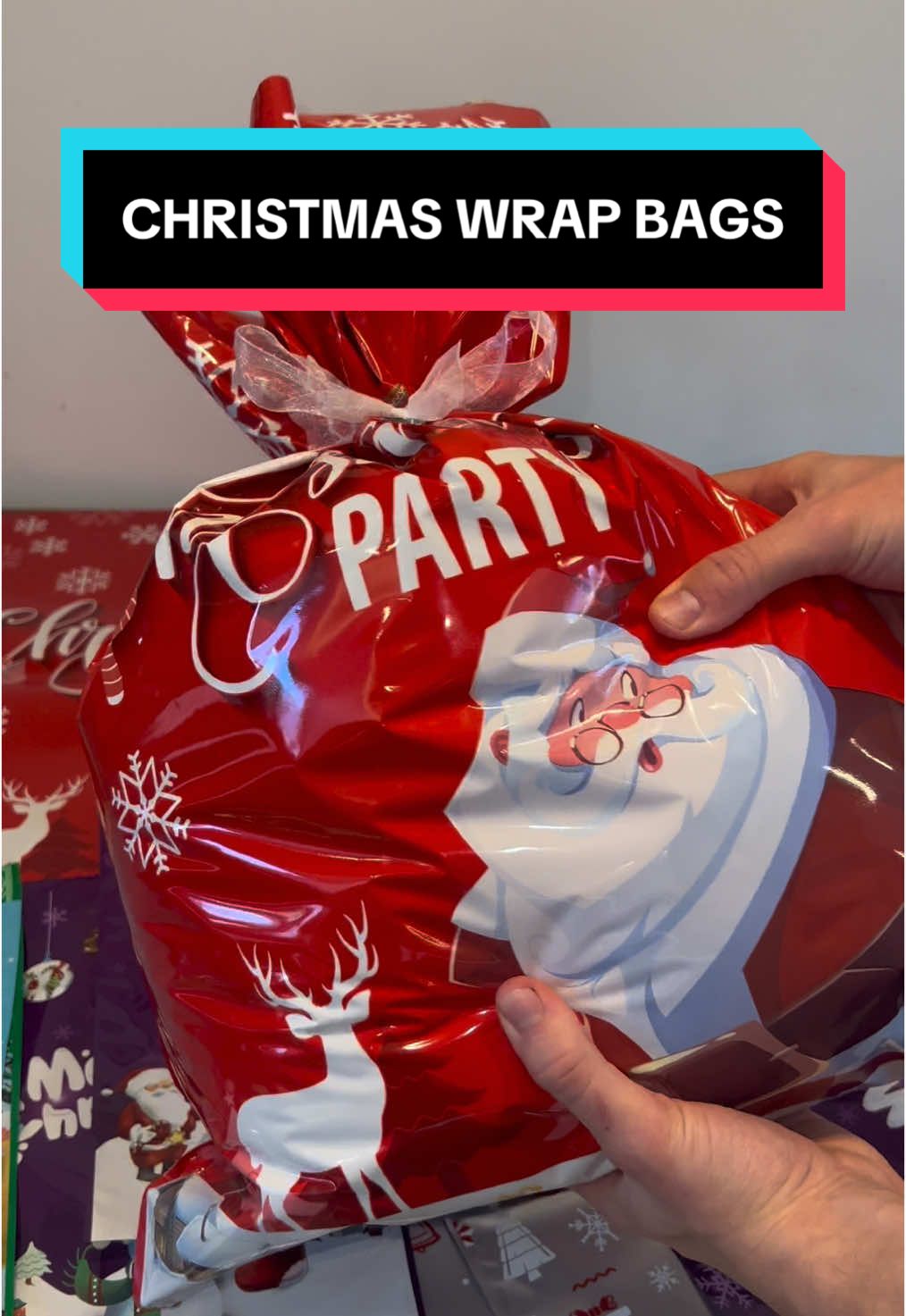 Save time and money woth these christmas wrap bags 🎁 #christmaswrapping #christmas #christmaspresents #wrappinggifts #tiktokshop 