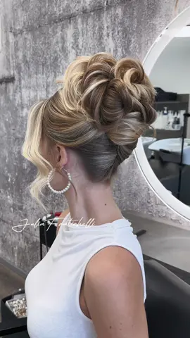 Elegant, textured bridal hairstyle for mediu hair. Save it for later and give it a try! #juliafratichelli #juliafratichellibridalhairstylist #bridalhairstyle #bridallook #bridalhair #stepbystephair #stepbystephairstyle #hairideas #hair #frisur #frisuren #kreativitat #brautfrisuren #hairstylist #haireducator #haireducation 
