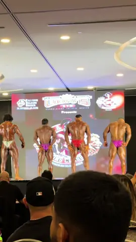 Noticia de Ultima Hora!! Me subi a competir a una competencia Regional para tenerla en el registro para poder subirme directo a competir para carnet pro en 4 semanas, segumos 4 weeks out, En esta competencia llegue a mi 75-80% para llegar a mi 100% en la de 4 semana y competir por un carnet pro, asi que por esa razón en esta competencia falto un poco de condición… #gym #Fitness #ejercicio #workout 