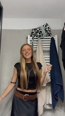 Y pensar que al principio no me gustaba nada esta cancion.                                                                      #fyp #foryou #parati #foryoupage #viral #trending #operation #fiesta 