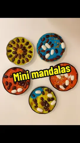 A simple but engaging activity for kids of various ages – mini mandalas! 🏵 A calming and fun activity. 🧘🏼‍♀️ Kids love it!👌🏻😊 #autumnvibes #autumn #kidscrafts #kidsactivities #ideasforkids #activitiesforkids #finemotorskills #creativeideas 