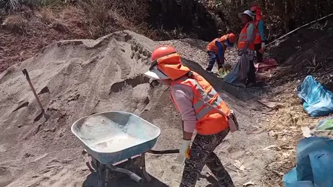 cargado arena carretilla #trabajando #cargando arena #preparar #mescla #semento #manejar #chofer #volquete #canaleta #agua #canchis #cusco_peru🇵🇪 #fypシ゚viral 