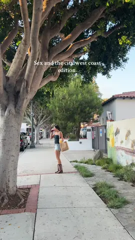 In my carrie bradhsaw era 🏄🏻‍♀️🌊 Ignore the fact I dont know how to walk #carriebradshaw #sexandthecity #lagunabeach #fyp #orangecounty 