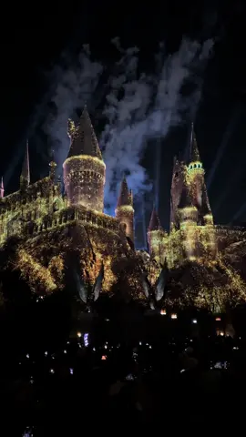 The Nighttime Lights At Hogwarts Castle | Harry Potter | Universal Studios Hollywood #universalstudios #universalstudioshollywood #harrypotterworld #hogwarts #wizardlyworldofharrypotter #themepark #amusementpark #show #nighttime 