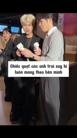 Quạt các anh trai say hi thường dùng đức phúc, captain luôn mang theo #quatcamtay #quatcamtaymini #anhtraisayhi #ducphuc #nhachaymoingay #quanghungmasterd #hieuthuhai #negav #erik #tranthanh #leduongbaolam #sontungmtp #gintuankiet #songluan #hunghuynh #ngokienhuy #ninhduonglanngoc #isaac #otis #hurrykng #rhyder #jsol #binz #rapviet #lona #lyly #thuyngan #hangdumuc #truonggiang #cuoibebung59 #meoluoihamhoc68 . Nguồn kenh14disoisaodi
