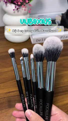 Set bộ 6 cọ trang điểm nhà Focallure chưa tới 100 cá mà hịn quó nè mấy bà, sợi lông mềm mịn bám phấn ổn. Tui rcm mấy bà lắm nha 🥰🥰 #cotrangdiem #comakeup #bocotrangdiem #focallure #focallurebeauty #muataitiktok #tiktokshop #videoviral 