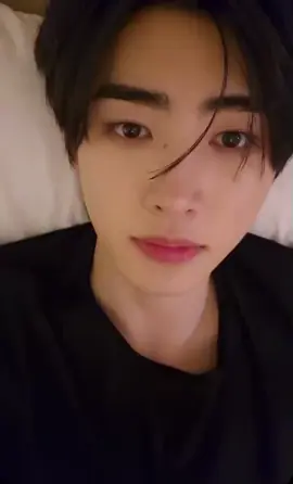 how to take bed selca 101 by sunghoon #enhypen  #engene  #SUNGHOON #엔하이픈 #parksunghoon #kpopfyp #kpop #fyp #foryou #weverselive 