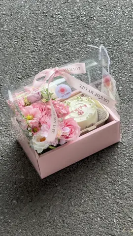 set hoa lụa & bánh kem siêu hott mấy tuần nay của nhà mình nè 💖💖 #octflower #phunuvietnam #hoasap #xuhuong #foryou #20thang10 #quatang #gift #quatangme #quatangnguoiyeu #hanoi #setbanhvahoa #hoaluacaocap 