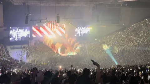 Finally, watched LANY live! Crazy crowd — grabeng fan service yon PJK!!! 🥹🙌💙❤️ #XXL #abeautifulblur #lanyliveinmanila 