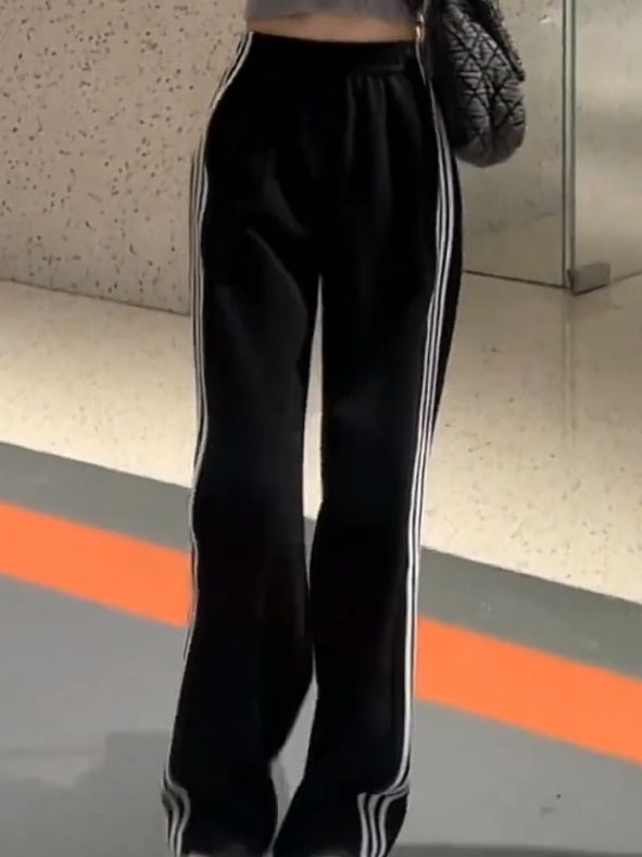 jogging pants >> #joggingpants #pepants #joggerpants #pants #fyp #plainjoggingpants #viral #trending #reco #recos #fashion #foryou #OOTD #fashiontiktok #inspooutfit #TikTokFashion #outfitinspo #inspo #fypp #outfitcheck 