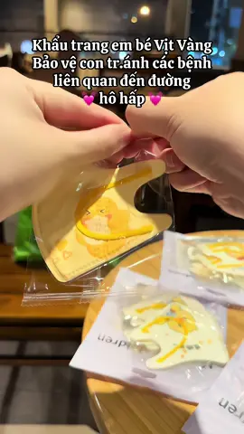 Các Mom đi ra đường nên che chắn con thật kĩ để bảo vệ con tr.ánh các bệnh về đường hô hấp nhé 💕💕💕#khautrang #khautrangembe #khautrangchobe #khautrangchobesosinh #khautrang5d #khautrangchongnang #khautrangchongtiauv #viraltiktok 