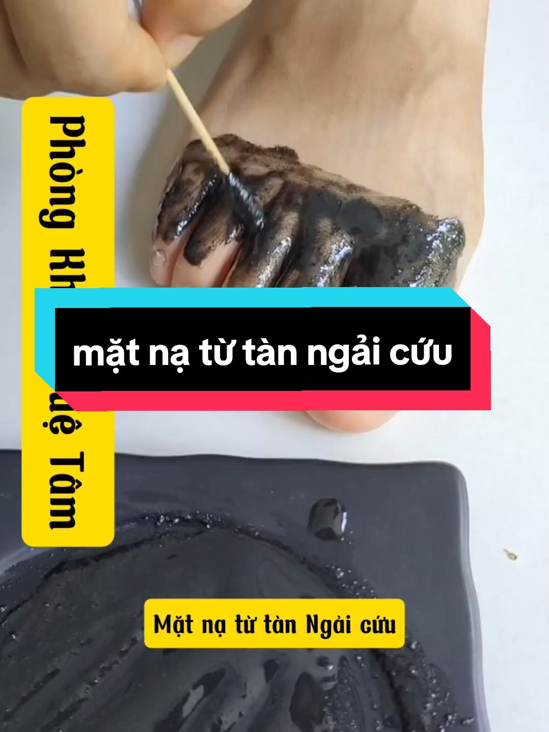 Hãy Dừng Ngay Điều Này Lại. Đừng nghĩ tàn ngải cứu là vô dụng Mặt nạ tay từ tro ngải cứu (艾灰手膜) là một phương pháp dân gian có thể mang lại một số lợi ích cho da tay, nhờ vào các đặc tính của ngải cứu. Dưới đây là một số tác dụng của phương pháp này: 1. **Khử trùng và làm sạch**: Ngải cứu có tính kháng khuẩn, nên tro ngải cứu có thể giúp làm sạch da, ngăn ngừa vi khuẩn. 2. **Thư giãn và giảm đau**: Ngải cứu thường được dùng trong y học cổ truyền để giảm đau và thư giãn cơ bắp, có thể giúp giảm mệt mỏi ở tay. 3. **Dưỡng ẩm và làm mềm da**: Tro ngải cứu trộn với các thành phần khác có thể tạo ra lớp màng dưỡng ẩm, giúp da tay mềm mại hơn. 4. **Kích thích tuần hoàn máu**: Khi được xoa bóp hoặc bôi lên da, tro ngải cứu có thể kích thích tuần hoàn máu, giúp tay ấm hơn trong mùa lạnh.#yhoccotruyenvietnam #yhoccotruyen #dongy #hankhi #truhan #trilieu #ngaicuu #ngaicuuthaidoc #tuetam #phongkhamtuetam #fyp #xuhuong 
