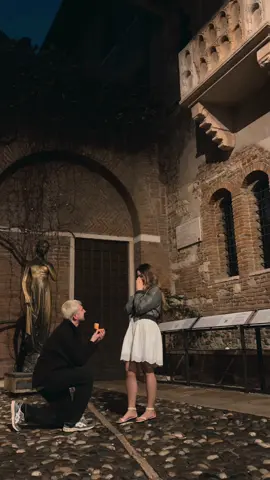 Em um dia você está pedindo permissão para sair com seu “amigo” da escola e no outro, ele está te pedindo em casamento em Verona na casa de Julieta 🤍 Sim!!!!! Meu pedido dos sonhos  #engagement #pedidodecasamento #couple #couplegoals #casadigiulietta #verona #italy #casamento 
