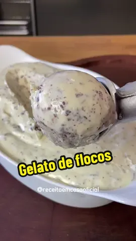 Gelato de flocos com 4 ingredientes  Ingredientes: 1 Caixinha de creme de leite  395g de Leite condensado  280g de Leite integral  100g de Chocolate meio amargo  Na panela eu coloquei: 2kg de gelo 600g de Sal grosso  #culinária #receita #gelato #sorvete #receitasfaceis