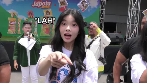 Fiony pun kaget kenapa ada Hansip di Bandung 🤣 Sementara itu Freya: 😒👉 #japotaxjkt48 #hansipcam#japotajkt48 #fyppp #jkt48 #akusemanggi🍀 #fionyjkt48 #freyajkt48