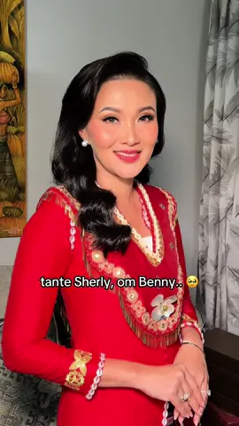 Tante paling kuat, paling cantik. Udah ga inget orang tuaku berapa lama kenal om Benny dan tante Sherly.. dari jd kerabat orang tua, smp sekarang tante sherly jd client ku yang paling setia, untuk semua event  makeupnya selalu sama aku, les belajar makeup sampai 2x, dan bahkan kemarin sempat mau self makeup untuk ibu ibu di Ternate, Maluku Utara namun belum jadi ya tante 🥹😭 Semua yang dibilang orang itu bener.. om Benny adalah salah satu orang paling baik yg pernah saya temui dan saya bersyukur sekali punya kesempatan untuk kenal dekat dengan beliau serta keluarga. Gak nyangka, kaget banget secepat ini dipanggil Tuhan 🥹 padahal tinggal selangkah lagi, jadi harapan besar untuk anak-anak Maluku Utara.. Tante Sherly, whatever happens next i will always support you and your family. Tante kuat, tante hebat. Turut berduka cita sedalam-dalamnya @Sherly Tjoanda dan untuk om @Benny Laos beristirahatlah yang tenang ya om… kita semua sangat amat sangat kehilangan 😭 . #bennylaos #sherlytjoanda 