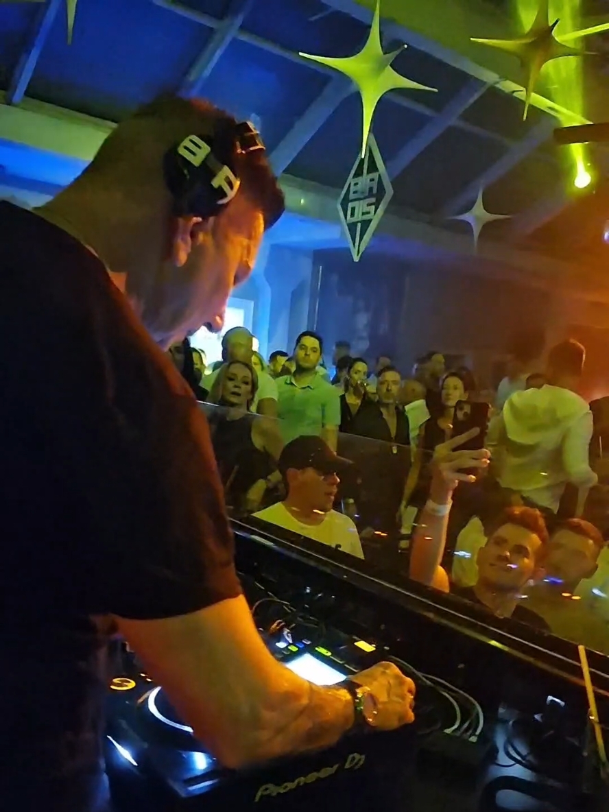 Bárány papa melóban a Symbolban. Éppen egy Király Viktor felkomffal. #kiralyviktor #királyviktor #barany #bárány #djbaranyattila #symbol #disco #party #night #budapest #buli #danceisaid #partytime #radio1 