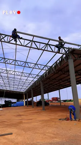 Instalação de acabamento metálico nas ponta sdas taças. #creatorsearchinsights #construcao #construcion #metalstructure #construcaocivil #portugal🇵🇹 #texas #deusnocontrole #estructurasmetalicas #galpao 