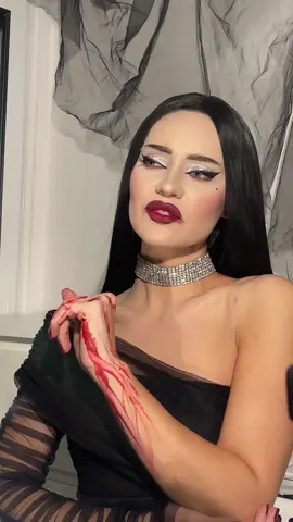 #fakebloodwarning ⚠️ #fakebloood #morticiaaddams #halloweenmakeup #acting #morticiacosplay #halloweenlook 