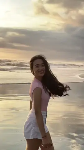 rumah deket pantai mainnya ke pantai terus 😭🙏🏻 #fyp #xycba #beach #sunset #magic #trend #lyla 