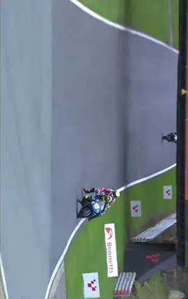 The 2024 BSB winner is confirmed with a battle of the best #bsb #bennettssuperbikes #brandshatch #motorbike #yamaha #honda #kyleryde #tommybridewell 