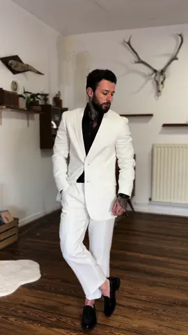 Prêt à faire sensation avec ce look épuré & audacieux en costume blanc ? 🤍 👉🤵 Un costume blanc qui rayonne de fraîcheur idéal pour se démarquer avec élégance et audace  👉👔 Une chemise noire pour un contraste frappan apportant une touche de mystère et d’élégance à l’ensemble  👉👞 Des mocassins noirs confort pour une touche de raffinement  Ce look est idéal pour briller lors d’événements spéciaux ou simplement pour affirmer ta personnalité!  👉L’alliance parfaite entre chic et audace ! ✅ . . . . #outfitinspiration #costumewhite #chemisenoire #mocassinsnoirs #styleaudacieux #transmode #ftmtransgender #elegance #tendance #moderne #styleunique