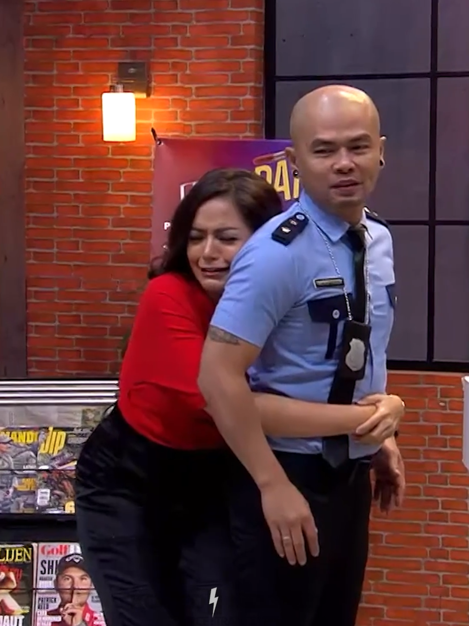 Momen Kocak Lapor Pak - Wendi Menang Banyak Dipeluk DJ Yasmin