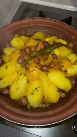 Tajine de poulet avec pommes de terre, olives et citron confit 🔥 Recette: dans ton plat à tajine tu mets deux oignons et deux gousse d’ail, tu ajoutes ton poulet, un melange de persil et de coriandre ciselé, un filet d’huile d’olive, du sel, poivre, curcuma, gingembre, raz el hanout, un ptite pincée de paprika, un peu de citron confit coupé en ptit morceau et tu mélanges.  Tu mets sur feu tres doux pendant une dizaine de minutes tout en mélangeant de temps en temps.  Ensuite tu as plus qu’à ajouter tes pommes de terre, du citron confit, des olives violet ou vert, un piment (facultatif), tu ajoutes un peu de persil et coriandre sur le dessus puis tu as plus qu’à salé et à ajouter une ptites pincée de curcuma et de paprika. Tu ajoutes un ptit fond d’eau et tu fais cuire à feu très doux pendant environ 1h30 et régale toi 😋.  Ps: si tu nas pas de plat à tajine tu peu tres bien utiliser un faitout 😉. #tajine #tagine #tajinepoulet #tiktokfood #cuisinefacile #cuisinemarocaine #recettemarocaine 