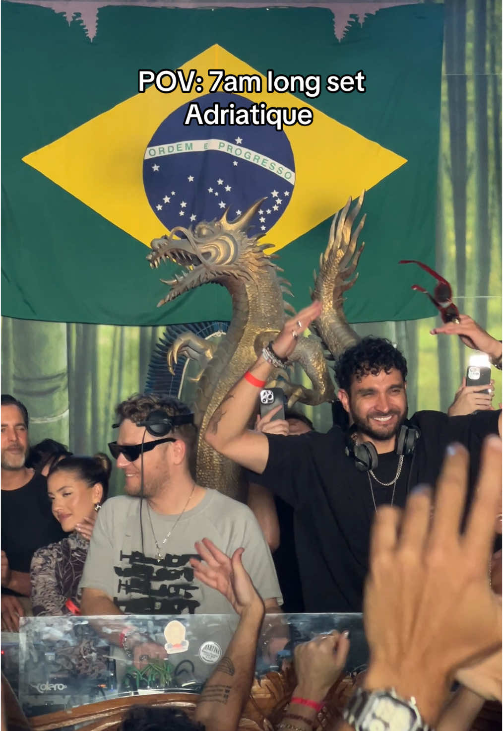 simplesmente 7am de um extended set do @ADRIATIQUE na @warungbeachclub 🇧🇷🐉🔥 #adriatique #melodictechno #techno #ericprydz #beach #music #afterlife #warung 