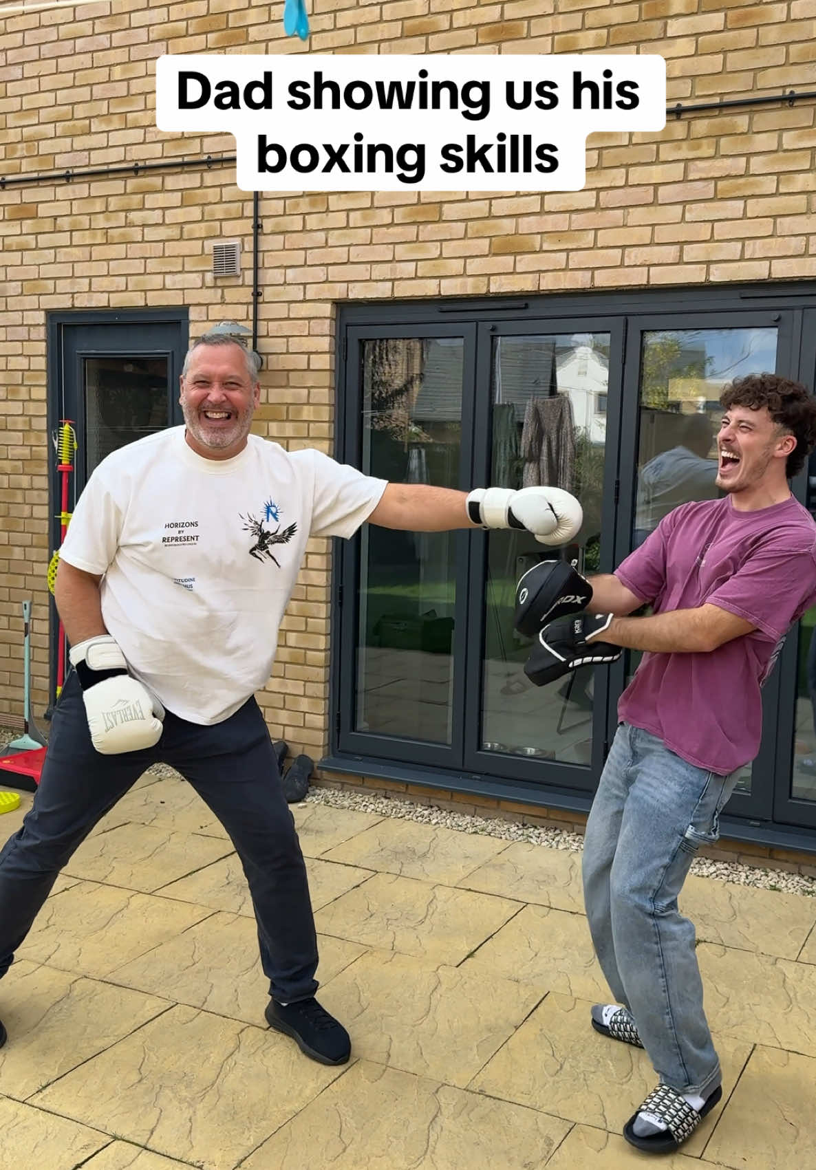 Apparently he nearly went pro back in the day, but didn’t due to injury🤥😂 #thefamileigh #dad #boxing 
