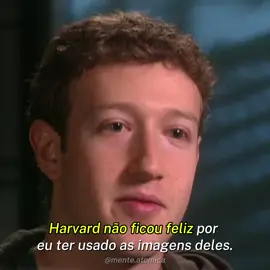 No filme “A Rede Social” Mark Zuckerberg diz que as pessoas querem olhar para a internet e ver seus amigos, ele identifica uma necessidade humana fundamental de conexão e pertencimento.  Ao decidir colocar todas as experiências sociais da faculdade online, ele transforma as interações presenciais em uma plataforma digital, onde as pessoas podem compartilhar suas vidas e relações de maneira contínua e pública.  Isso expande o ambiente social da universidade para o mundo virtual, tornando a internet uma extensão da vida real, onde a validação social ganha ainda mais peso e alcance. No entanto, para concretizar essa visão, Zuckerberg hackeou os bancos de dados de Harvard, obtendo fotos dos alunos para criar o Facemash, um site controverso que expôs as fragilidades do sistema universitário.  Esse ato de invasão reflete seu caráter transgressor, disposto a ultrapassar barreiras éticas para realizar sua ideia.  Ao mesmo tempo que revolucionou a forma como as pessoas se conectam, esse episódio levanta questões sobre os limites morais do poder e da ambição no mundo digital, expondo o lado sombrio da busca por inovação. . #markzuckerberg #zuck #aredesocial 