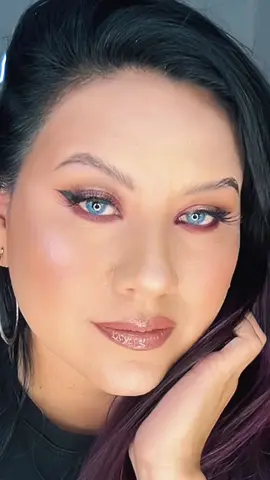 ¡Transformación total con este maquillaje glam! 💖  ¿Qué te parece? Dale like si quieres el tutorial completo.  #maquillaje #makeuptutorial #glammakeup #tiktokmakeup #transformación #antesydespues #beauty #transicionmaquillaje 