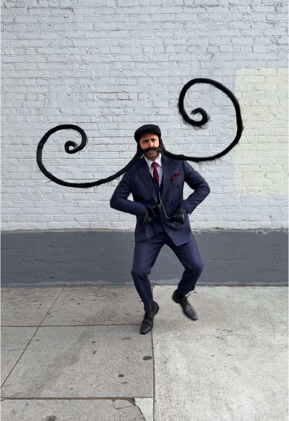 The bigger the ‘stache, the higher the class 👨🏻