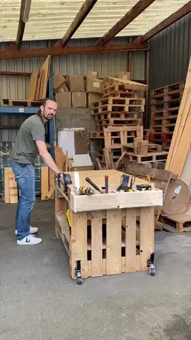 J’ai enfin construit mon établi ! Quatre palettes de récup et des roulettes pour pouvoir déplacer l’établi et travailler dans plusieurs configurations. Pluie ou soleil (en Bretagne, ça change plusieurs fois par jour), été ou hiver, petit ou grand projet. Je bouge toujours mon établi ! Et pour un établi, pas le choix, il faut des roulettes rétractables afin que la table reste bien stable. Avec 4 palettes Europe, elle doit peser une petite centaine de kilos... Merci à @Tilly pour l’inspiration. J’ai ajouté quelques options mais la base vient de chez eux. Il font plein de projets sympa :)  Comme ils restait du bois, j’ai décidé de fabriquer des bac pour ranger mes outils. Pour moi qui perd tout le temps mes crayons, mes mèches… je crois que ça va être utile. J’ai encore quelques idée d’amélioration, mais je suis sur que vous avez des suggestion à me faire : )  Dites-moi, qu’est que vous ajouteriez à cet établi ?  #woodworking #woodpallet #wood #palette #pallet #DIY #workbench #asmr