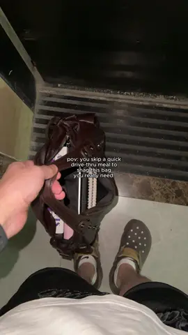 Obsessed …and it cost less than a fast food meal🥹#totebag #tote #bag #unibag #whatisinmybag #workbag #schoolbag #totebagaesthetic #packmybagwithme #canvastotebag #tiktokshop #tiktokshopspringsale #blackfriday #spotlight #tiktokmademebuyit 