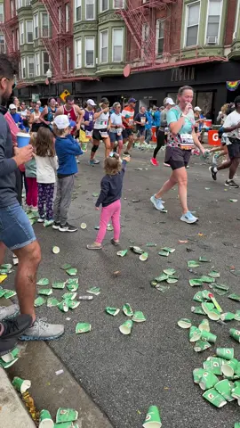 SOMEONE TAKE HER CUP!!!!#chicagomarathon 