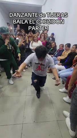 DANZANTE de TIJERAS BAILANDO REGGAETON !!! #fyp #parati #viral_video #elcangridelcallao #danzantedetijeras 