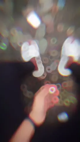 খুব জানতে ইচ্ছে করে। প্রচন্ড ভালবাসা শর্তেও সেই ভালবাসা উপেক্ষা করে মানুষ কেমন করে বিচ্ছেদ টেন দেয়? খুব করে চেয়েও পাওয়া হয় না। ভালবাসা দেখিয়ে মানুষ কিভাবে ভয়ংকর ভাবে অবহেলায় ফেলে রেখে দেয়? কতটা চোখের জলে ভাসলে মানুষ বুঝে ভালবাসায় থেকে যাওয়ার জরুরি। খুব জানতে ইচ্ছে করে, কিভাবে ভালবাসলে মানুষ অজুহাতে ছেড়ে যায় না। কিভাবে যত্ন নিলে মানুষ হারিয়ে যাওয়ার বিজ্ঞাপন চিত্র আঁকে না মনে। কতটা বিশ্বাস, ভরসা, আস্থা জমা করলে মানুষ মন ভাঙে না। খুব জানতে ইচ্ছে করে কোন সংখ্যার যোগফল, ভরসায় বিচ্ছেদ টানে না। আস্থার ফাটল ঘটায় না। বিশ্বাসের আয়না ভাঙতে পারে না, মনের জাদরেল উকিল। কোন সুত্রের মায়ায় বাঁধলে মায়ায়, মমতায় হাত ছেড়ে দেয় না, অসময়ে, অসুখে, দুর্দিন, দুর্দশার দিনে টেনে। রেখে দেওয়ার মতো ভালবাসা কিভাবে বাসতে হয় খুব জানতে ইচ্ছে করে।। ভাঙার জন্য কেনই বা মানুষ শুধু মন ভাঙতে আসে? মন ভেঙে দেয় যত্ন করে। কতকিছুই তো ভাঙার থাকে। তবুও কেন মানুষ মন ভাঙে, মন ভাঙে?  #princenirob98 #smokeking #Highlifenirob #Nirob #fenian #foryou 