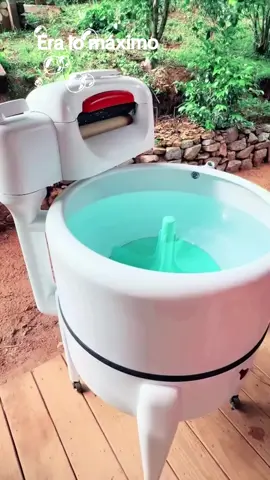 Que buenas #lavadoras esas de #rodillo .  Le #decíamos las #chacachacas. What #good #roller washing machines.  We called him the chacachacas. #lavadora #chacachaca #maximo #lamejor #ropalimpia #ropacara  #miabuela #mimama #mundo #comprenden #hogares 