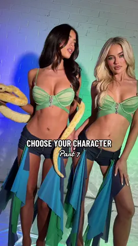 CHOOSE YOUR CHARACTER 🐍🩸 It’s giving: Iconic duos! #thatssofetchau #halloweenlook #halloweencostume #halloween2024 #shophalloween #popstarcostume 