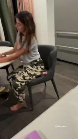 Elisabetta Canalis compra 2 borse per l'acqua calda 😁 #elisabettacanalis 