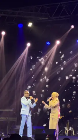 I thought I would never get to hear this song on live. Finally, hafiz & ernie performed it at the Konsert Perjalananku, Hafiz Suip! Wonderful duet! 🩷 @Hafizsuip @erniezakriez  #berakhirlahpencarianku #konsertperjalanankuhafizsuip#hafizsuip #erniezakri 