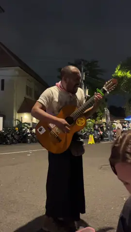 👱🏼‍♂️: ga ada receh mas 👨🏽‍🦳: kan ada qris njink! #pengamenviral #suaraemas #pengamen #streetfood #fypシ゚viral #jogja24jam 