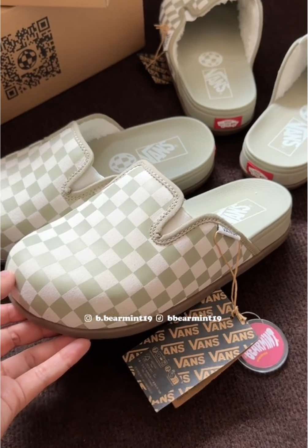 น่ารักกกกกตะโกนๆๆๆๆ!!!!😍 Vans Mule สีใหม่ล่าสุด(พรีเท่านั้น) ของลูกค้า 2 ท่านแรก (ในไทยป่าวน้า☺️🤭) _______________________________ 📍สั่งสินค้าได้ที่  บ้าน 💚: @𝗯.𝗯𝗲𝗮𝗿𝗺𝗶𝗻𝘁𝟭𝟵 (มี@ข้างหน้า) #bbearmint19 #preorder #sneakers #sneakersaddict #vans #vans2024 #vansmule #vanskorea #vansharbormule #vansthailand #newvans 