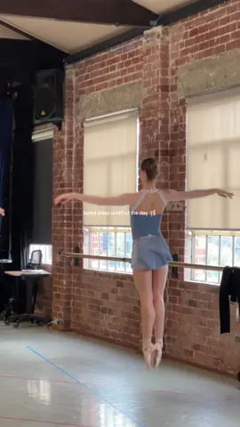 The perfect ballerina blue outfit 💙 @Sophie @waballet  #ballettok #balletcore #bodileballet #balletfashion #balletclass 