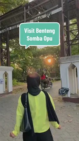 Benteng Somba Opu adalah benteng bersejarah yang terletak di Sulawesi Selatan, Indonesia, dan merupakan bagian penting dari sejarah Kerajaan Gowa. Dibangun pada abad ke-16, tepatnya sekitar tahun 1525 oleh Sultan Gowa ke-9, Sultan Daeng Matanre Karaeng Tumapa'risi' Kallonna, benteng ini awalnya berfungsi sebagai pusat pemerintahan dan pertahanan Kerajaan Gowa, yang kala itu merupakan salah satu kerajaan maritim terkuat di kawasan Nusantara.#bentengsombaopu 