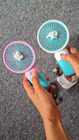 Penyelamat bgt mini portable fan gini dikala cuaca panas membara, apalagi klo kegatan outdoor. Bablas keringetku 🍃🍃 #handheldfan #minifan #minifanportable #kipasminiportable #kipasmini #kipaskarakter #kipaskuromi #kipascinamorol #kipasmurah 