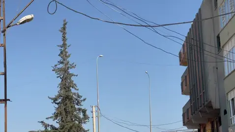 Özel elektrik Şirketi DEDAŞ, Şanlıurfa’da elektrik altyapısını yenilemeyerek, bakım ve onarım çalışmalarını yapmayarak vatandaşların can ve mal güvenliğini tehlikeye atıyor.  Haliliye İlçesine bağlı Paşabağı Mahallesi 722. Sokak’taki elektrik kabloları tehlike saçıyor.  Muhtarın ve vatandaşların şikayetine rağmen DEDAŞ sorunla ilgilenmiyor.  Olumsuz bir durumun sorumlusu DEDAŞ’tır, DEDAŞ’a söz geçirmeyen yetkililerdir!  Bu konuda yetkilileri göreve davet ediyorum! #Şanlıurfa #Haliliye #elektrik