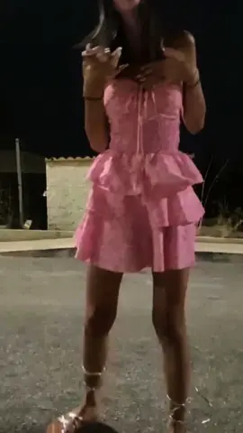 Neanche io mi innamorerei di me, perché non sono una persona facile Non ho sentimenti facili. Sorrido sempre ma poche cose mi piacciono davvero, E spesso sbaglio Perché cerco casino che sia anche ordine.  Neanche io mi innamorerei di me Ma dico sul serio, rendo complicato tutto anche un puzzle da dieci pezzi Perché incastrarsi non è una cosa superficiale, per incastrarsi ci vuole logica  E poi rifletto troppo sulle cose, penso troppo e guardo poco  Perché mi piacciono le persone che non guardano chiunque, quelle che sanno stare da sole Perché la solitudine è un punto di forza. Io te lo sconsiglio uno come me, potresti non reggere il passo alla mia nostalgia Potrebbe non piacerti che nel mare io ci vedo poesia  Te lo sconsiglio uno come me, perché sogno troppo  E non so essere superficiale.  ❤️‍🩹